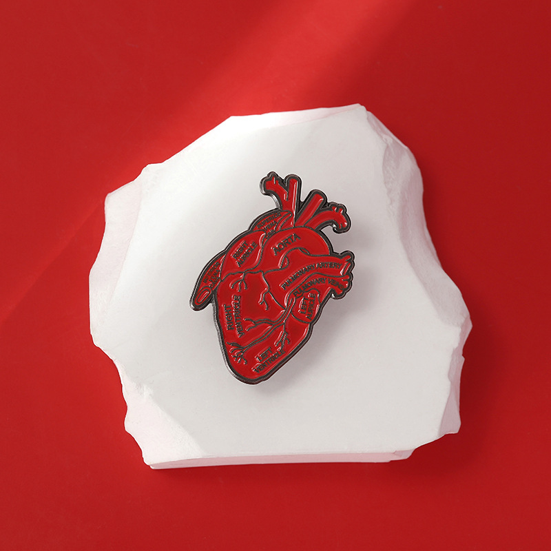 Spilla in smalto a forma di cu - Medical Label recensione e prezzo